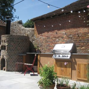 Traditional Sussex outdoor kitchen by Kitchen in the garden