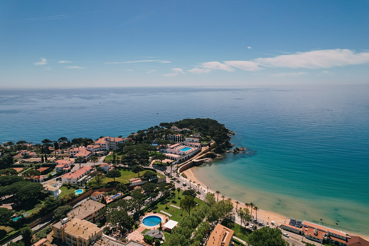 La Gavina in S’Agaró’s has a unique position jutting out into the sea